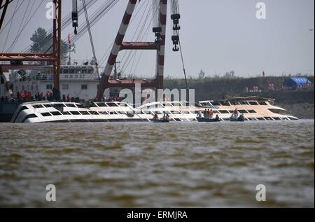 Yueyang. 5 juin, 2015. Photo prise le 5 juin 2015 montre le navire de croisière a chaviré est de l'étoile étant hissé dans la section de Jianli sur la rivière Yangtze, le centre de la Chine, Province de Hubei. Un côté de l'étoile de l'est chaviré était roulée au-dessus de l'eau que de 7:30 heures le vendredi, que les sauveteurs ont travaillé toute la nuit à droite le navire renversé dans la rivière Yangtze. Plus de 450 personnes étaient à bord de la croisière lorsqu'il sombra dans la nuit de lundi, dans la région de Jianli. Crédit : Li Ga/Xinhua/Alamy Live News Banque D'Images