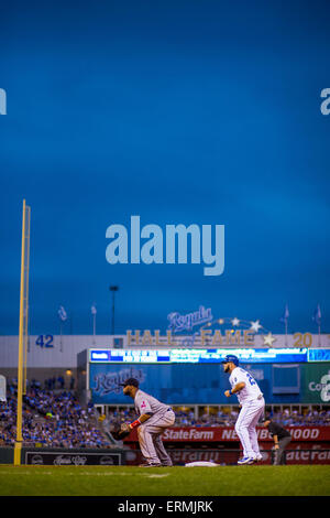 Kansas City, MO, USA. 04 Juin, 2015. Kendrys Morales # 25 des Royals de Kansas City mène contre les Indians de Cleveland en défense la deuxième manche au cours de la MLB match entre les Indians de Cleveland et les Royals de Kansas City à Kauffman Stadium de Kansas City, MO. Kyle Rivas/CSM/Alamy Live News Banque D'Images