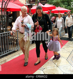 Neal McDonough prend sa famille shopping au bosquet à Hollywood un jour de pluie avec : Neal McDonough,Ruve McDonough,London McDonough Où : Los Angeles, California, United States Quand : 30 novembre 2014 Source : WENN.com Banque D'Images