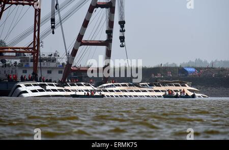 Yueyang. 5 juin, 2015. Photo prise le 5 juin 2015 montre le navire de croisière a chaviré est de l'étoile étant hissé dans la section de Jianli sur la rivière Yangtze, le centre de la Chine, Province de Hubei. L'équipe de recherche et sauvetage a redressé le bateau a chaviré dans le fleuve Yangtze, vendredi matin. Plus de 450 personnes étaient à bord de la croisière lorsqu'il sombra dans la nuit de lundi, dans la région de Jianli. Crédit : Li Ga/Xinhua/Alamy Live News Banque D'Images