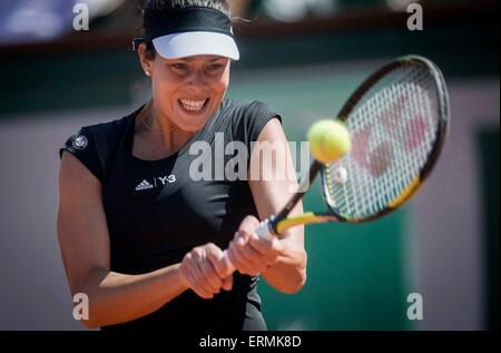 Paris. 4 juin, 2015. 23 11 de la Serbie renvoie la balle à Lucie Safarova de la République tchèque lors de la demi-finale du simple dames à l'Open de France 2015 Tournoi de tennis à Paris, France le 4 juin 2015. Ivanovic perd le match 0-2. Crédit : Chen Xiaowei/Xinhua/Alamy Live News Banque D'Images