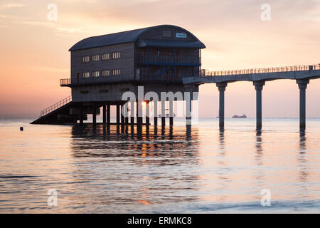 Lever du soleil à Bembridge Station de sauvetage de la RNLI sur l'île de Wight Banque D'Images