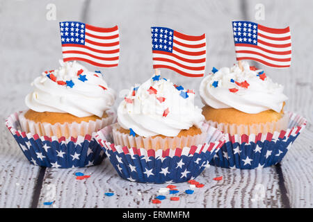 4 juillet patriotique sprinkles cupcakes avec des drapeaux américains et sur l'arrière-plan vintage Banque D'Images