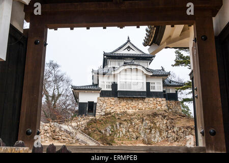 Le principal donjon de Bitchu Matsuyama, AKA Takahashi, château vu par la porte d'entrée du Honmaru, la cour inf l'avant-pied du tenshu, donjon. Banque D'Images