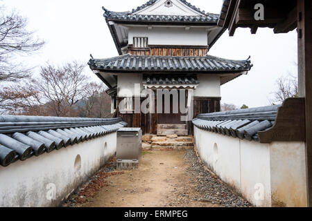 Takahashi, château de Bitchu Matsuyama au Japon. La tourelle à deux niveaux, Niju-Yagura, reliée par le mur de plâtre dobei, franched chemin vers le garde-main. Banque D'Images