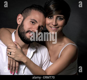 Portrait de beau couple charmant doux sur fond noir, une relation romantique, doux sentiments les uns aux autres Banque D'Images