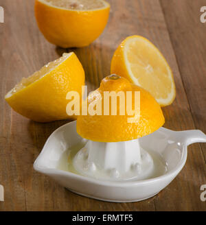 Presse-citrons et sur un fond de bois . Banque D'Images