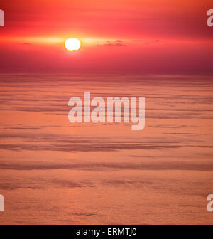 Belle arrière-plan d'un coucher de soleil sur la mer, un paysage extraordinaire, destination voyage romantique, endroit merveilleux pour les vacances d'été Banque D'Images