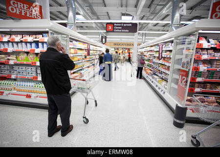 Clients dans un supermarché Sainsbury's Banque D'Images