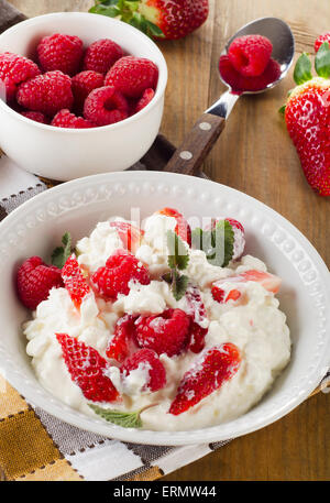 Fromage blanc aux fruits rouges frais sur une table en bois. Vue d'en haut. Banque D'Images