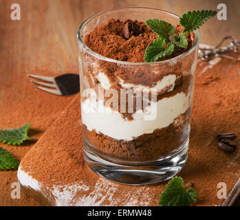 -Gâteau tiramisu dessert sucré dans un verre. Selective focus Banque D'Images