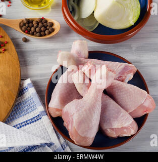 Cuisses de poulet crus frais avec des épices. Vue d'en haut Banque D'Images