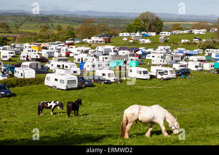 Appleby-in-Westmorland, Royaume-Uni 4e juin 2015. Caravanes et des chevaux à l'Appleby Horse Fair. Le salon existe depuis 1685 sous la protection d'une charte accordée par le roi Jacques II. En commençant le premier jeudi de juin et en cours d'exécution pour une semaine la foire est visité par les Tsiganes, Voyageurs et marchands de chevaux de toute l'Europe. Credit : Mark Richardson/Alamy Live News Banque D'Images