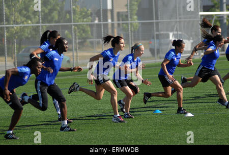 Vancouver, Canada. 4 juin, 2015. Les arbitres nommés par la FIFA assister à une session de formation à venir de la Coupe du Monde féminine de la FIFA, Canada 2015 à Vancouver, Canada, 4 juin 2015. Commission des arbitres de la FIFA a désigné 22, sept arbitres arbitres et soutien 44 arbitres assistants en mars pour la Coupe du Monde féminine de la FIFA Canada 2015, qui seront dévoilés le samedi. © Sergei Bachlakov/Xinhua/Alamy Live News Banque D'Images