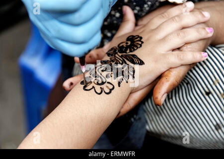 Tatouage au henné sur la main d'une femme, Asilah, Maroc Banque D'Images