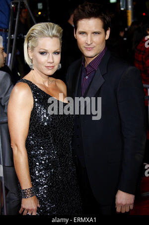 Jennie Garth et Peter Facinelli au Los Angeles premiere de 'La Saga Twilight : New Moon'. Banque D'Images