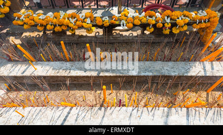 L'encens et des bougies dans un temple, Bangkok, Thaïlande Banque D'Images