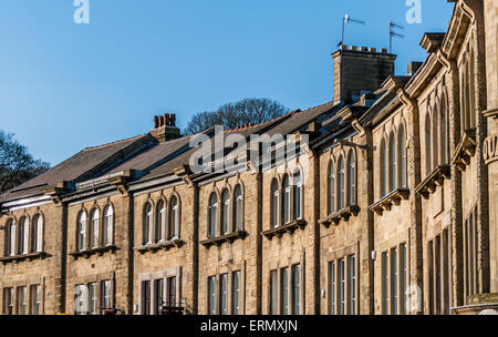 Le Derbyshire, maisons en pierre de la ville de Buxton. Banque D'Images