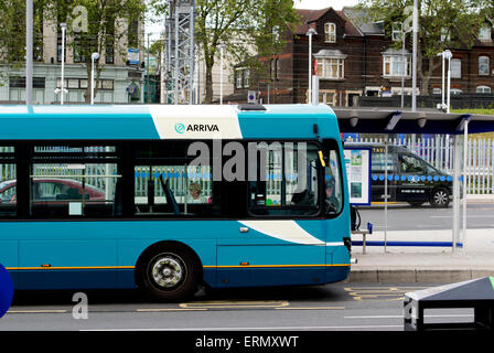 Bus arriva à la gare de Luton, Bedfordshire Interchange, England, UK Banque D'Images