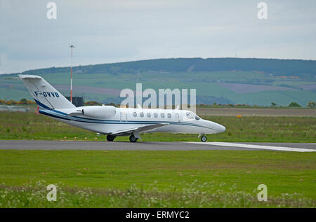 Français immatriculés Cessna 525B Citation CJ3 sur le point de partir, Inverness en Écosse. 9846 SCO Banque D'Images