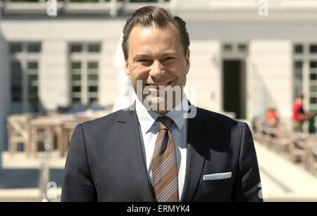 Heiligendamm, Allemagne. 04 Juin, 2015. Aujourd'hui, le manager de l'Grand Hotel Heiligendamm, Thomas Peruzzo, pose à Heiligendamm, Allemagne, 04 juin 2015. L'hôtel bénéficie toujours du sommet du G8 en 2007, le plus grand événement dans l'histoire de Mecklembourg-Poméranie-Occidentale. Photo : Bernd Wuestneck/dpa/Alamy Live News Banque D'Images