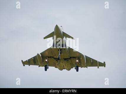L'Eurofighter Typhoon chasseur à réaction rapide de retourner à RAF Lossiemouth home base en Ecosse. 9855 SCO. Banque D'Images