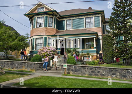 Les personnes qui désirent visiter l'une des maisons sur le 2015 Heritage Homes Tour à New Westminster, BC, Canada. Banque D'Images