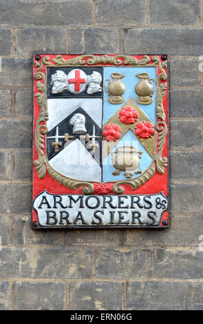 Londres, Angleterre, Royaume-Uni. Les armuriers et les brasiers Company armoiries sur le mur d'armuriers Hall à Coleman Street Banque D'Images