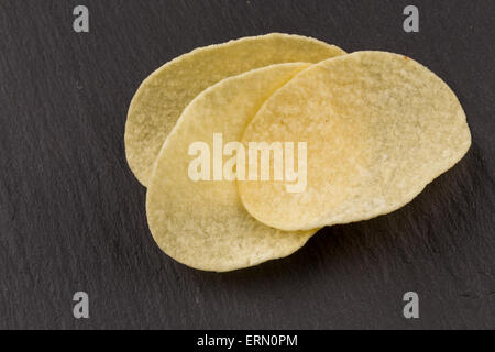 Croustilles de pommes de terre sur une pierre noire fond conseil Banque D'Images