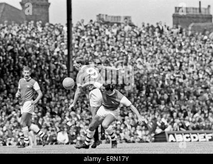 Pré saison match amical à Highbury. Glasgow Rangers v Arsenal 3 0. Alex Ferguson des Rangers batailles pour la balle. 5 Août 1967 Banque D'Images