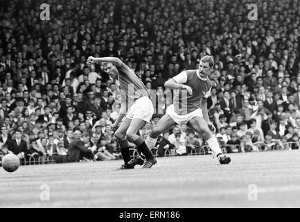 Pré saison match amical à Highbury. Glasgow Rangers v Arsenal 3 0. Alex Ferguson des Rangers dans une bataille pour le bal avec Terry Neill. 5 Août 1967 Banque D'Images