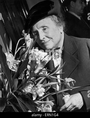 Helen Keller qui a surmonté d'être aveugle et sourd pour devenir l'un des plus grands humanistes du 20e siècle. Vers 1954 Banque D'Images