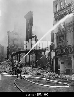 Raids sur Birmingham dans les nuits du 9 au 10 avril 1941. Les pompiers participant à la scène de bâtiments détruits lors de l'arène dans la High Street, Birmingham Central, après le raid. Banque D'Images