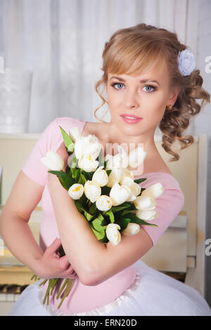 Belle femme avec des fleurs dans le studio Banque D'Images