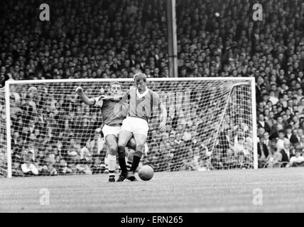 Pré saison match amical à Highbury. Glasgow Rangers v Arsenal 3 0. Alex Ferguson des Rangers dans une bataille pour le bal avec Terry Neill. 5 Août 1967 Banque D'Images