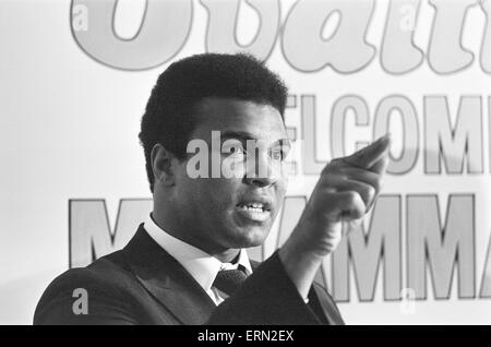 Muhammad Ali visite le co-op et la gare de Birmingham New Street durant sa tournée de promotion pour l'Ovaltine avant d'accueillir une conférence de presse à l'Albany. 13 octobre 1971. Banque D'Images