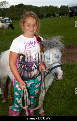 Appleby, Cumbria, Royaume-Uni. 5 juin, 2015. Nikita :, 10 ans avec son poney à l'Appleby Horse Fair de Cumbria. La foire est un rassemblement annuel de Tsiganes et Voyageurs qui a lieu sur la première semaine de juin, et n'a eu lieu depuis le règne de Jacques II, qui ont accordé une charte royale en 1685 permettant à un cheval juste 'près de la rivière Eden', et est le plus grand rassemblement du genre en Europe. Banque D'Images