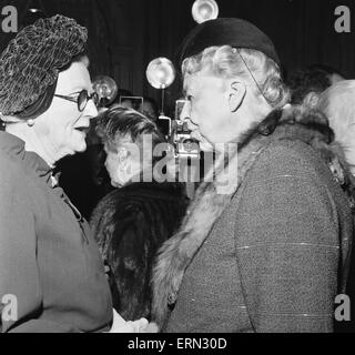 Elenor Roosevelt et qu'on voit ici lors d'un déjeuner tenu à à Londres. Foyles 6 avril 1959 Banque D'Images