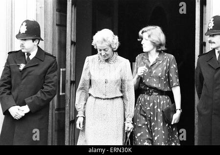 Frances Shand Kydd, mère de la princesse Diana, princesse de Galles, quitte l'Hôpital St Mary de Londres, après avoir rendu visite à sa fille et nouveau petit-fils, le Prince William, en photo avec Lady Jane Fellowes, la soeur de Diana, le mercredi 22 juin 1982. Banque D'Images