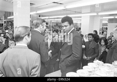 Muhammad Ali visite le co-op et la gare de Birmingham New Street durant sa tournée de promotion pour l'Ovaltine. 13 octobre 1971. Banque D'Images