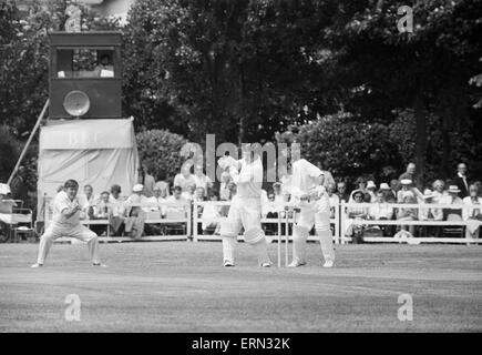 Essex v Lancashire County Cricket match de championnat à Valentine's Park, Ilford. Batteur d'Essex joue et manque au cours de son côté de batte. 13 juin 1970. Banque D'Images