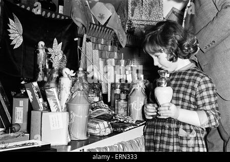 Cadeau de Noël enfant achète pour la mère, le 27 novembre 1963. Banque D'Images