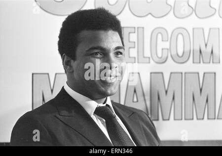 Muhammad Ali visite le co-op et la gare de Birmingham New Street durant sa tournée de promotion pour l'Ovaltine avant d'accueillir une conférence de presse à l'Albany. 13 octobre 1971. Banque D'Images