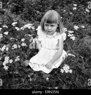 Frères et sœurs, Helen (3) et Paul Burrows (9) de Waterloo, Londres, profiter de leur première journée à la campagne dans une ferme de Chipperfield, Herts, 7 septembre 1956. Banque D'Images