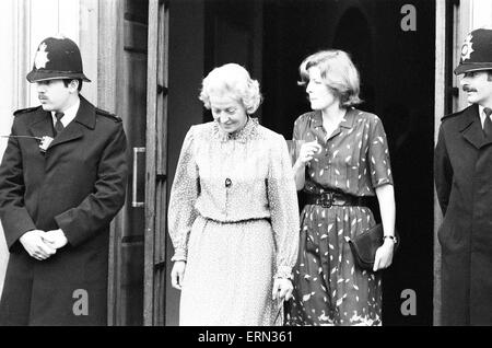 Frances Shand Kydd, mère de la princesse Diana, princesse de Galles, quitte l'Hôpital St Mary de Londres, après avoir rendu visite à sa fille et nouveau petit-fils, le Prince William, en photo avec Lady Jane Fellowes, la soeur de Diana, le mercredi 22 juin 1982. Banque D'Images