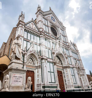 FLORENCE, ITALIE - 22 mars 2014 : la vue quotidienne de la Basilique Santa Croce (Sainte Croix) Basilique, avec statue de Dante sur la gauche Banque D'Images