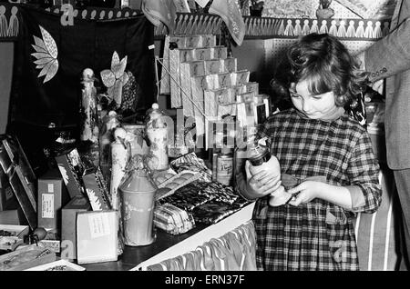 Cadeau de Noël enfant achète pour la mère, le 27 novembre 1963. Banque D'Images