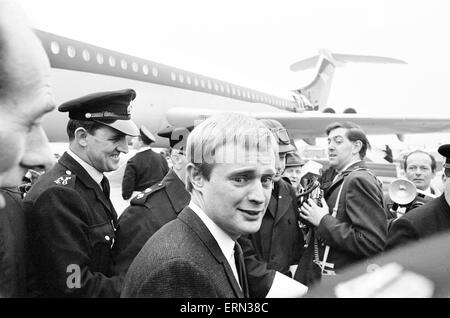 David McCallum, l'acteur qui joue le rôle d'Illya Kuryakin agent secret dans NBC montrent l'homme de l'U.N.C.L.E., que l'on voit en arrivant à l'aéroport Heathrow de Londres, 16 mars 1966. UK Tour de promotion. Banque D'Images