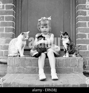 Frères et sœurs, Helen (3) et Paul Burrows (9) de Waterloo, Londres, profiter de leur première journée à la campagne dans une ferme de Chipperfield, Herts, 7 septembre 1956. Banque D'Images