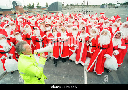 100 de la hotte du Père Noël, Photocall pour ouvrir de nouveaux parking à plusieurs étages Lakeside Shopping Centre, 14 octobre 1993. Banque D'Images